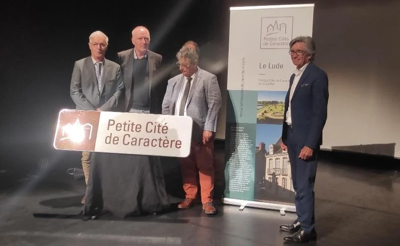 LE MICRO EN MAIN : Petites Cités de Caractère : 30 ans de passion patrimoniale