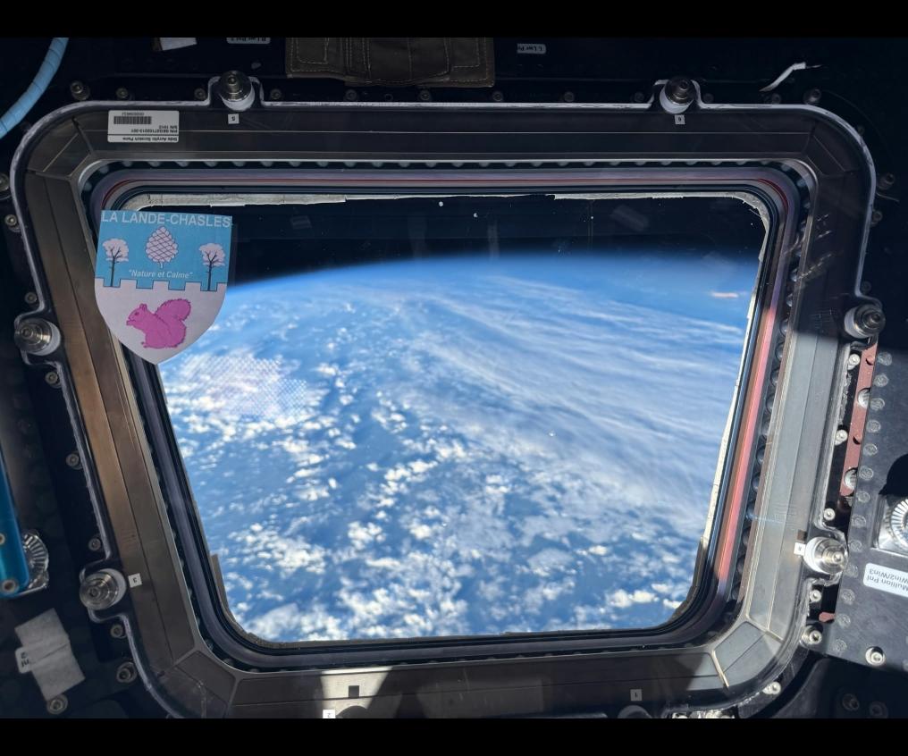 La Lande-Chasles. Le blason de la commune photographié depuis l’ISS