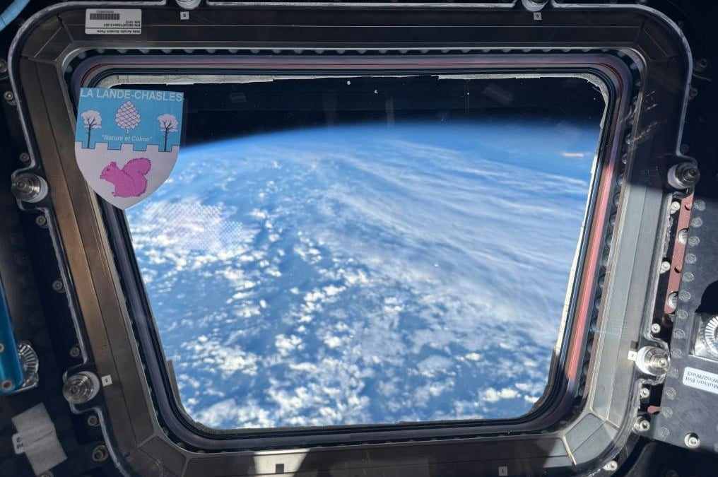 La Lande-Chasles. Le blason de la commune photographié depuis l’ISS
