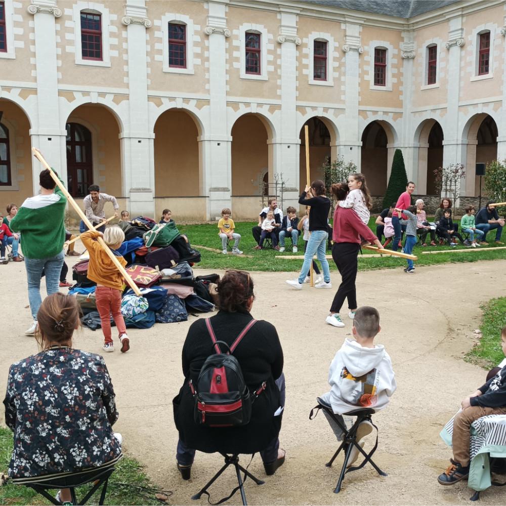 Spectacle vivant : les enfants questionnent la parentalité au Carré à Château-Gontier