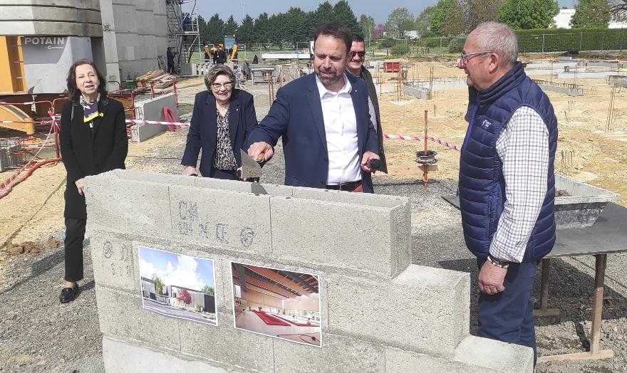 Noyant-Villages. Pose de la première pierre pour le nouveau COSEC