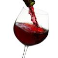 Couvertures en molleton vin rouge verse dans un verre isole sur fond blanc jpg